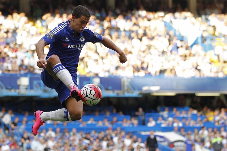 Premier League 2015-2016. Eden Hazard del Chelsea mentre controlla la palla. Partita finita 2-2 tra  Chelsea e Swansea (Afp)